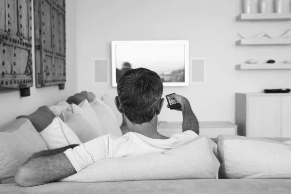 Черно Белая Фотография Человека Смотрящего Телевизор Время Блокировки — стоковое фото