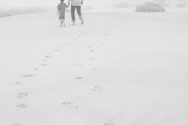 Zwart Wit Foto Van Moeder Zoon Lopen Blote Voeten Het — Stockfoto