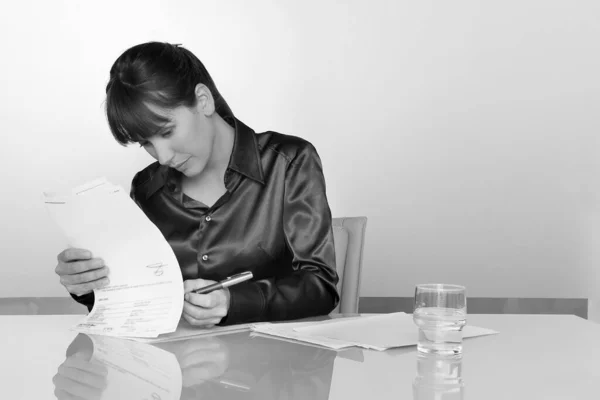 Черно Белое Фото Деловой Женщины Подписавшей Контракт Столом Переговоров — стоковое фото