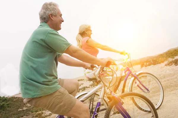 Bicicletas Equitação Casal Meia Idade Com Flare Lente — Fotografia de Stock