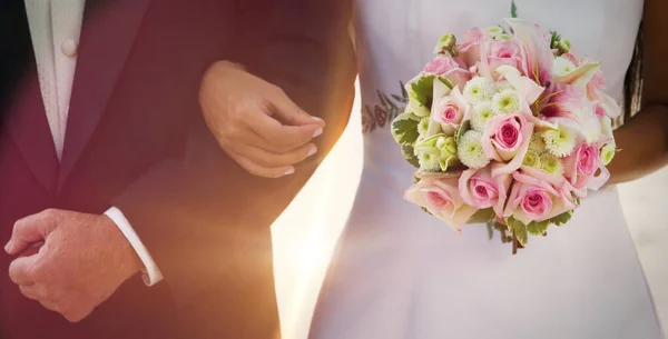 Bride Holding Her Father Arm While Walking Isle — Stock Photo, Image