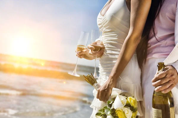 Plajda Şampanya Şişesi Flüt Taşıyan Yeni Evli Çiftin Orta Kesimi — Stok fotoğraf