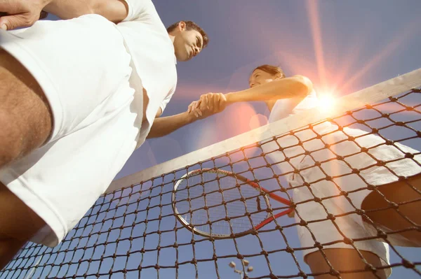 Vista Baixo Ângulo Jogadores Tênis Cumprimentando Uns Aos Outros — Fotografia de Stock