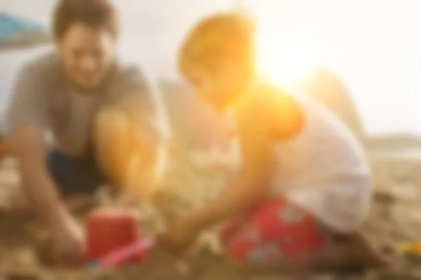 Kleiner Junge Und Vater Bauen Sandburg Strand — Stockfoto