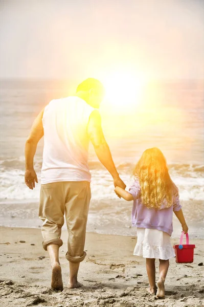 Отец Дочь Гуляют Пляжу — стоковое фото