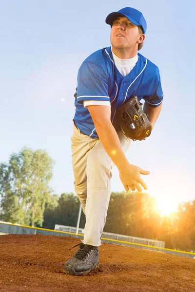 Photo Baseball Pitcher Throwing Ball — Stock Photo, Image