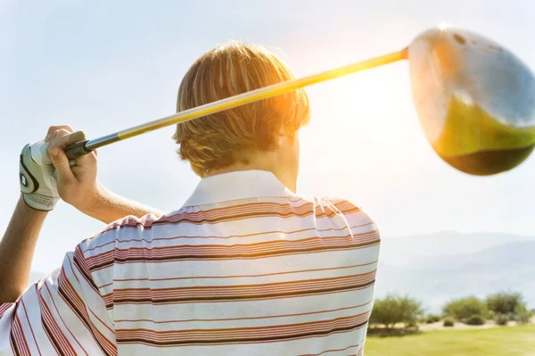 Golfista Assistindo Drive Fairway Com Sinalização Lente — Fotografia de Stock