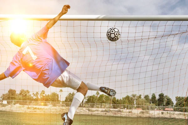 Achteraanzicht Van Jonge Man Scoren Doelpunt Tijdens Voetbalwedstrijd — Stockfoto