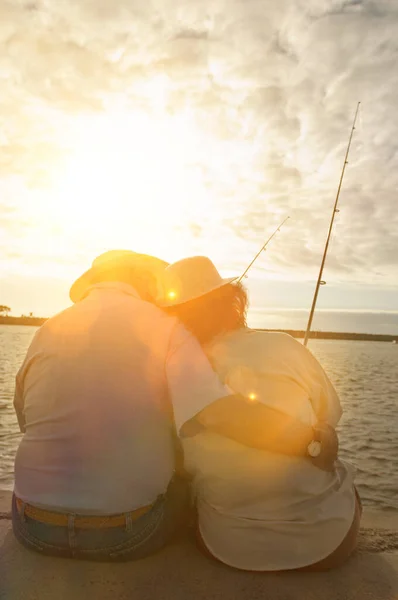 桟橋でのシニアカップル釣りの背面ビュー — ストック写真