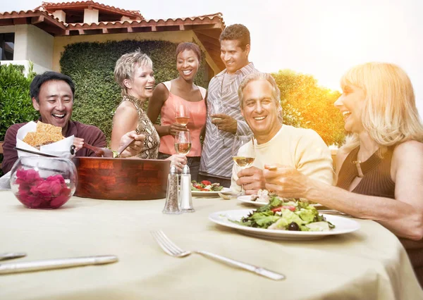 Retrato Familia Teniendo Garden Party — Foto de Stock