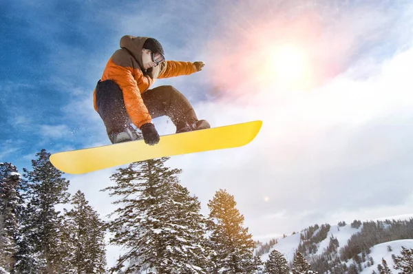 Portret Mężczyzny Snowboardzisty Rozbłyskiem Soczewki — Zdjęcie stockowe