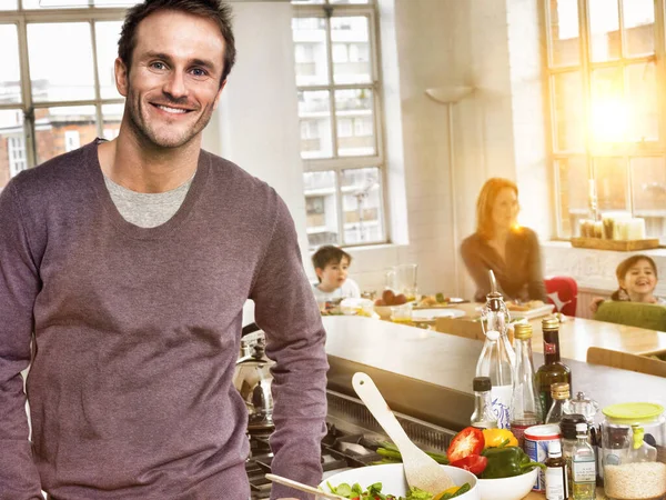 Portrait Père Debout Comptoir Cuisine Tandis Que Famille Assis Arrière — Photo