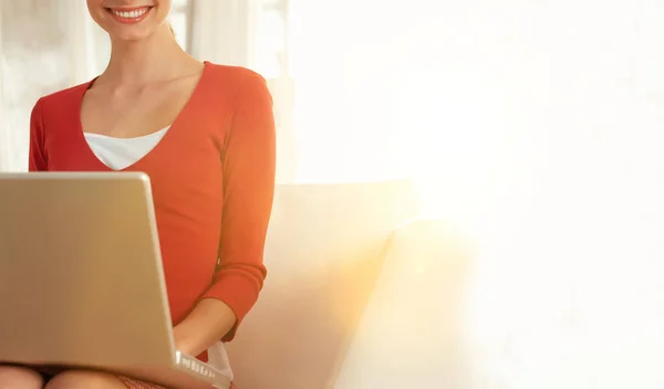 Glückliche Junge Geschäftsfrau Mit Laptop Sitzt Auf Stuhl Büro Lobby — Stockfoto