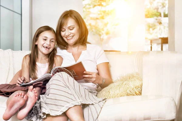 Веселая Мать Дочь Читают Книгу Гостиной Время Изоляции — стоковое фото