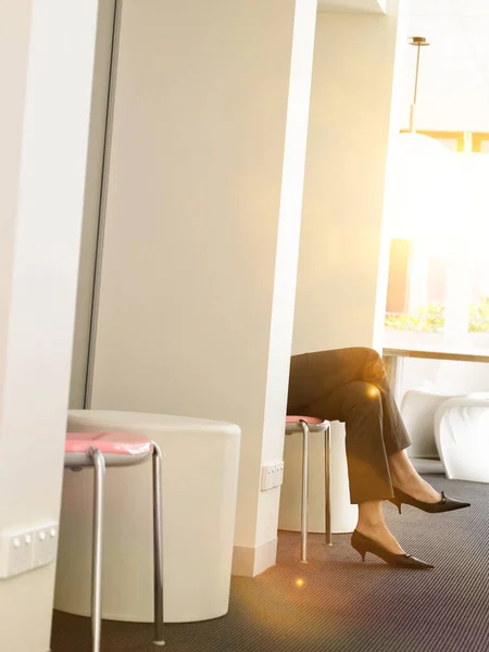 Photo Woman Sitting Waiting Appointment — Stock Photo, Image