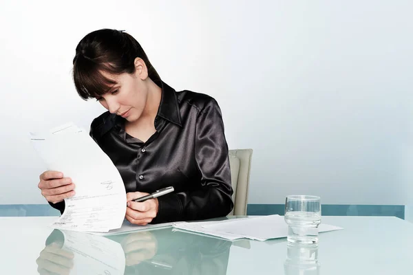 若いビジネスマンが会議テーブルで契約書に署名 ロイヤリティフリーのストック写真