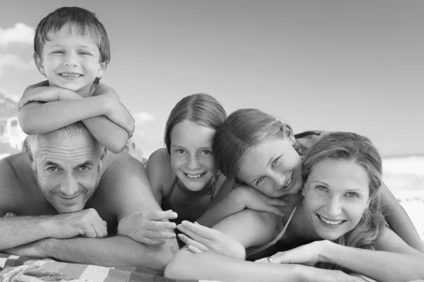 幸福家庭躺在沙滩上的黑白照片 图库图片