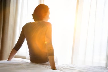Yatakta dinlenen kadının arka görünüşü