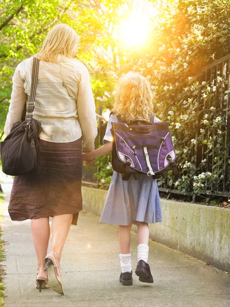 Vue Arrière Écolière Marchant Avec Mère Sur Trottoir — Photo