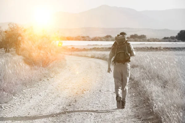 Rückansicht Junger Mann Mit Rucksack Läuft Auf Landstraße — Stockfoto