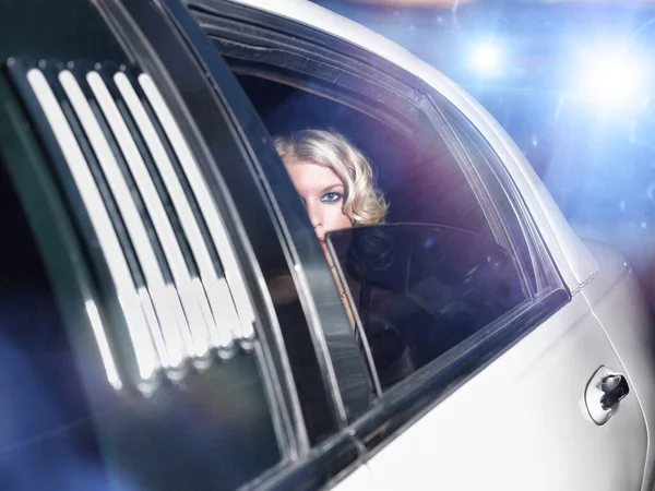 リムジン車の中で美しい女性有名人の肖像 — ストック写真