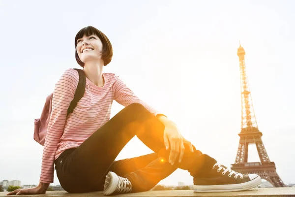 Mujer Joven Sentada Balcón Frente Torre Eiffel —  Fotos de Stock