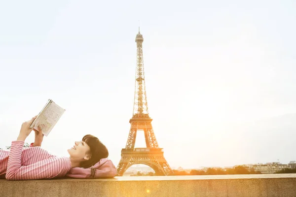 Mujer Joven Tumbada Balcón Leyendo Libro Frente Torre Eiffel —  Fotos de Stock