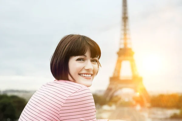 Porträt Einer Glücklichen Jungen Frau Die Vor Dem Eiffelturm Lächelt — Stockfoto