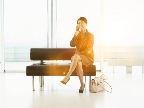 Junge Geschäftsfrau Benutzt Handy Auf Bank Flughafen — Stockfoto