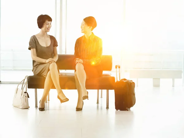 Zakenvrouwen Zitten Bank Luchthaven — Stockfoto