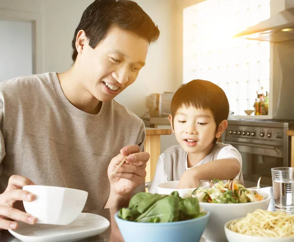 Junge Eltern Beobachten Sohn Beim Essen Hand Schüssel Küchentisch — Stockfoto