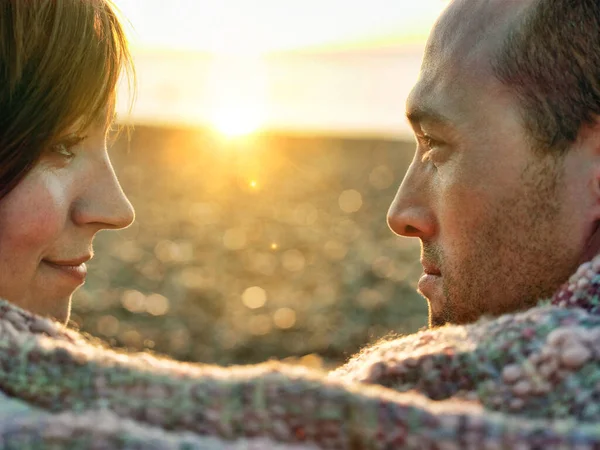 Closeup Shot Couple Looking Each Other Wrapped Blanket Beach — Stock Photo, Image