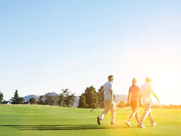 Retrato Jóvenes Golfistas Caminando Campo Golf — Foto de Stock