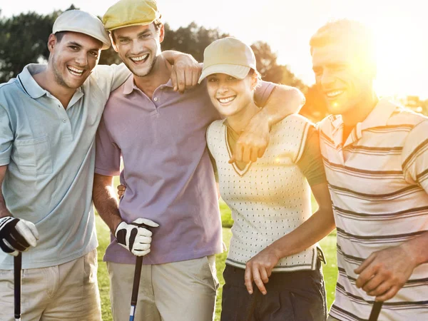 Portrait Jeunes Golfeurs Joyeux Sur Terrain Golf — Photo