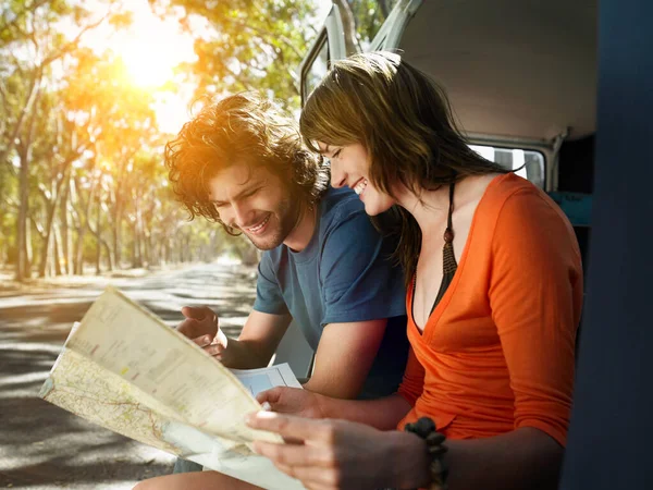 Pareja Joven Mirando Mapa Sentado Campervan Abierto — Foto de Stock