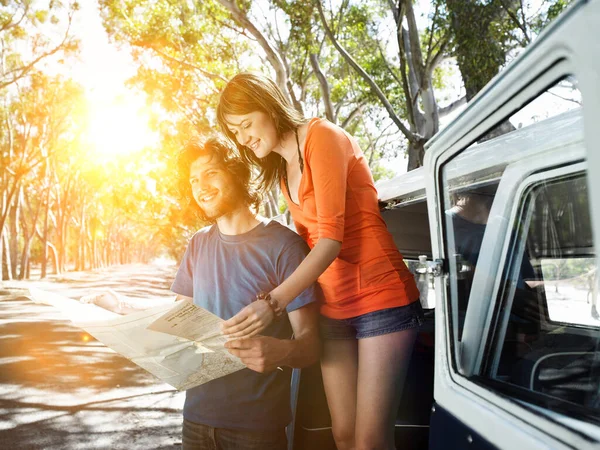 Plná Délka Mladých Párů Stojící Vedle Campervan Čtení Mapy — Stock fotografie