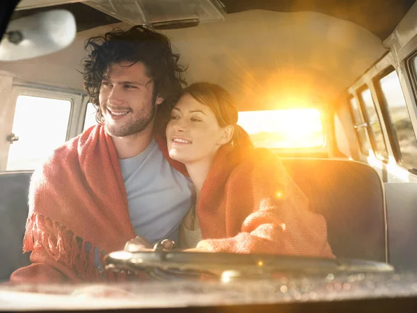 Amour Jeune Couple Enveloppé Avec Couverture Dans Siège Avant Camping — Photo