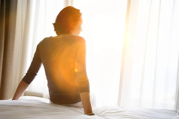 Vista Trasera Mujer Relajándose Cama —  Fotos de Stock