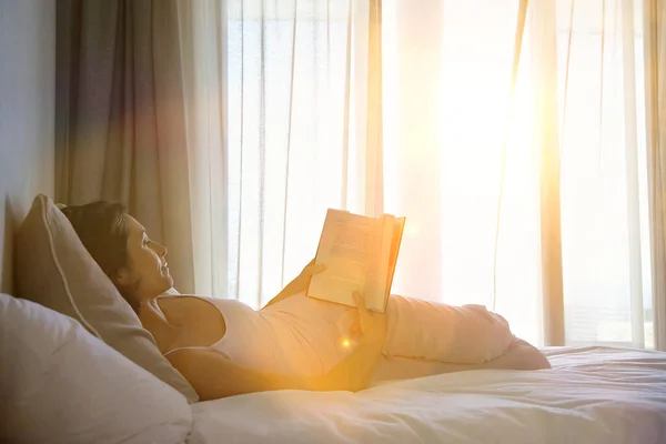 Relajada Mujer Leyendo Libro Cama — Foto de Stock