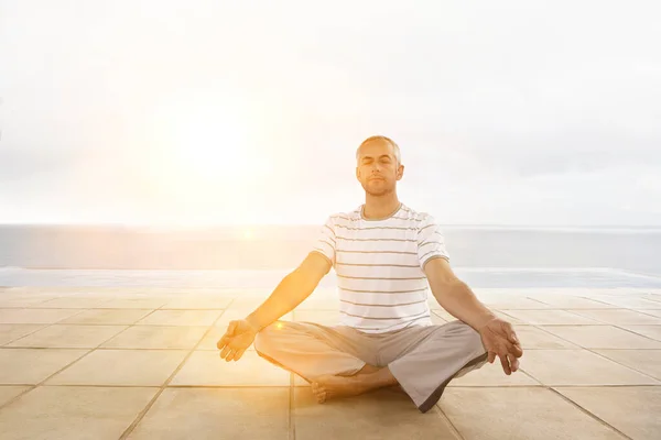 Foto Uomo Che Yoga Durante Blocco — Foto Stock