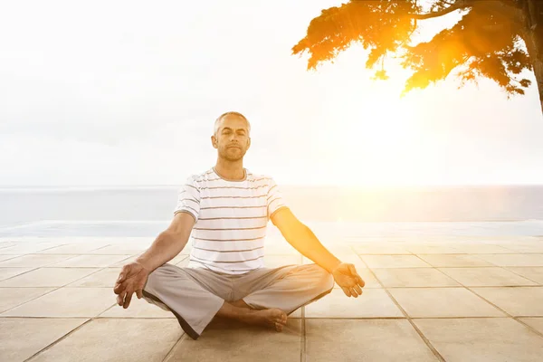 Foto Uomo Che Yoga Durante Blocco — Foto Stock