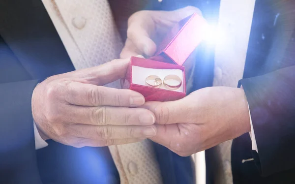 Vőlegény Apa Gazdaság Esküvői Gyűrűk — Stock Fotó