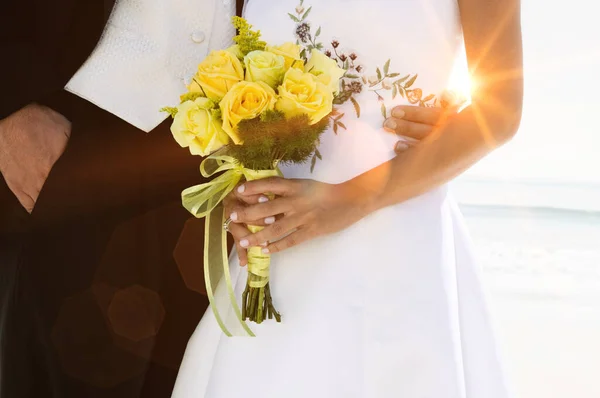 Braut Und Bräutigam Mit Blumenstrauß Strand — Stockfoto