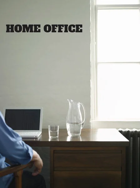 Hombre Trabajando Desde Casa Con Oficina Puesta Marcha — Foto de Stock