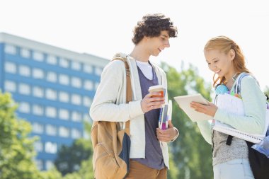 arkadaşlar dijital tablet kullanarak