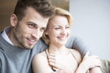 Uzaklara bakan çift