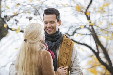 Adam kadına bakıyor.