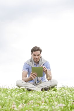 Dijital tablet kullanan adam