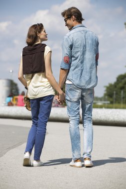 birbirlerine ellerini tutarken Çift