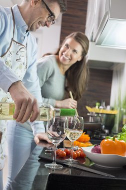 Beyaz şarap gözlük dökülen adam